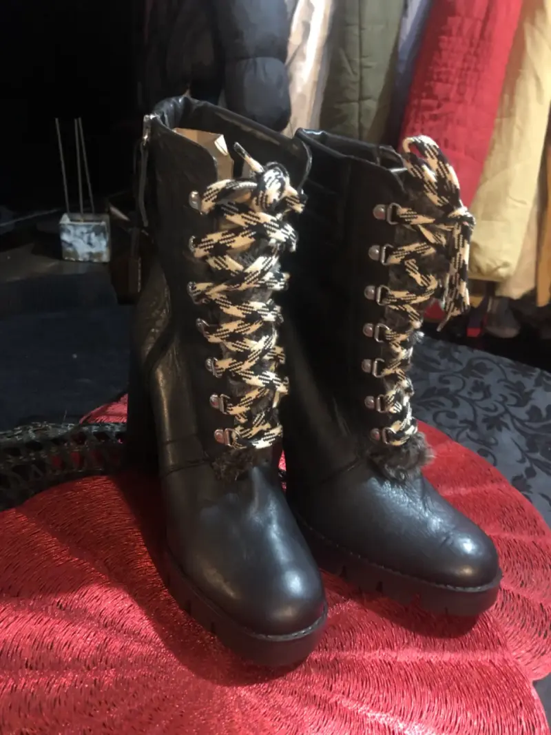 Botines de cuero negro con tacón alto - 2
