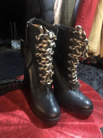 Botines de cuero negro con tacón alto - miniatura 2