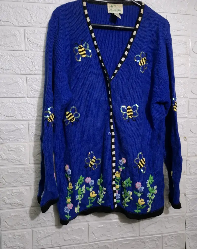 Cardigan azul con bordado de abejas y flores - 1