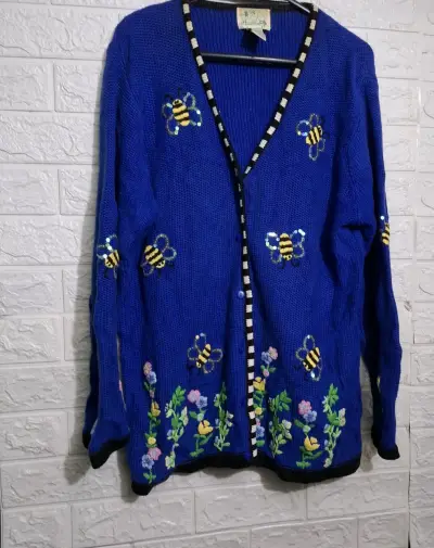 Cardigan azul con bordado de abejas y flores - miniatura 1