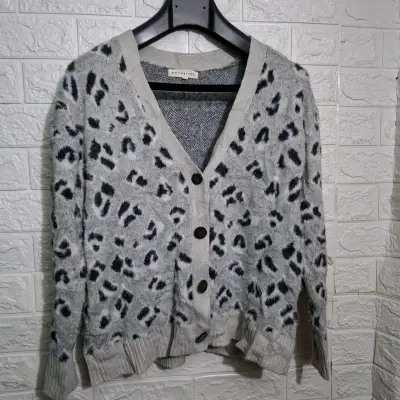 Cardigan gris con estampado animal print - miniatura 1