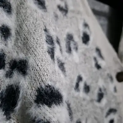 Cardigan gris con estampado animal print - miniatura 2