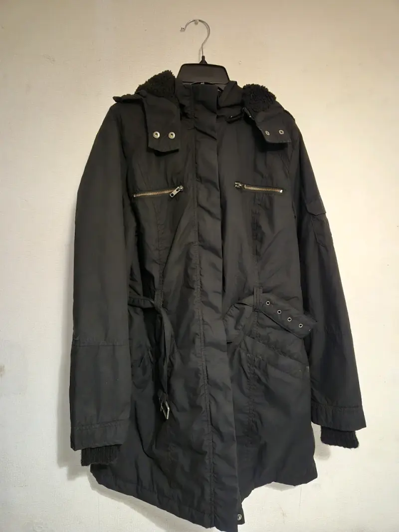 Parka negra con capucha y bolsillos - 1