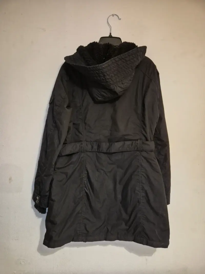 Parka negra con capucha y bolsillos - 2