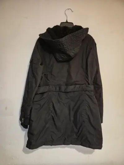 Parka negra con capucha y bolsillos - miniatura 2