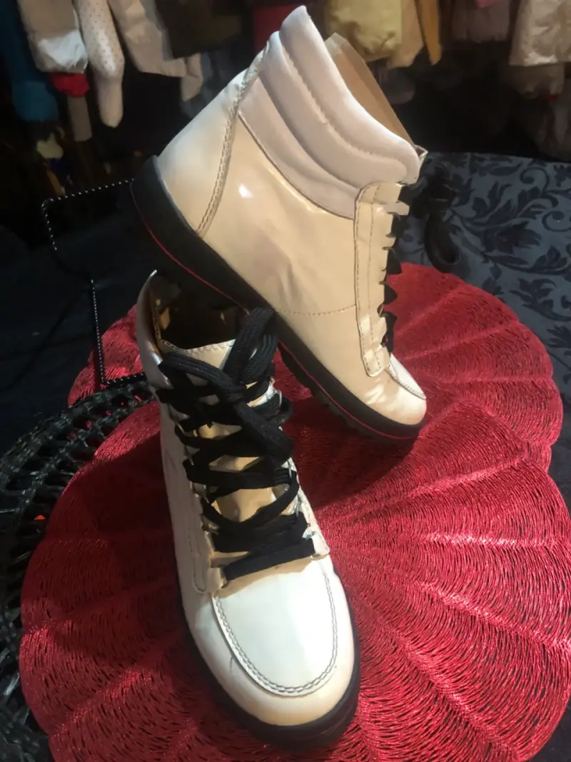 Zapatillas blancas de cuero con cordones - 1
