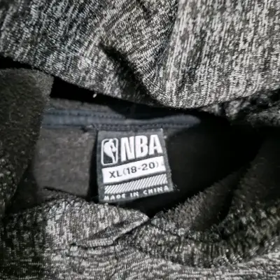 Polerón con capucha NBA gris oscuro - miniatura 3