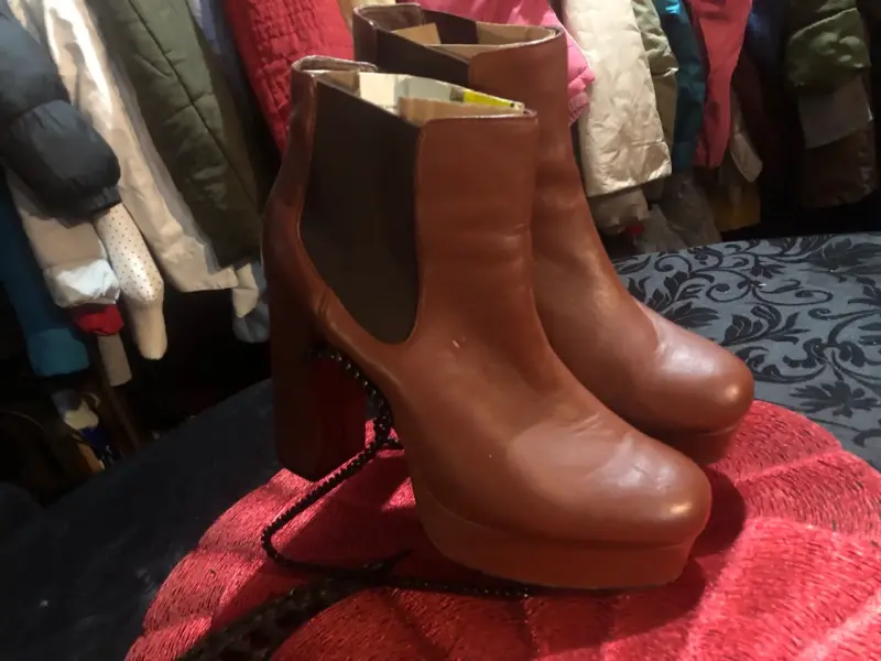 Botines de cuero marrón con tacón alto - 1