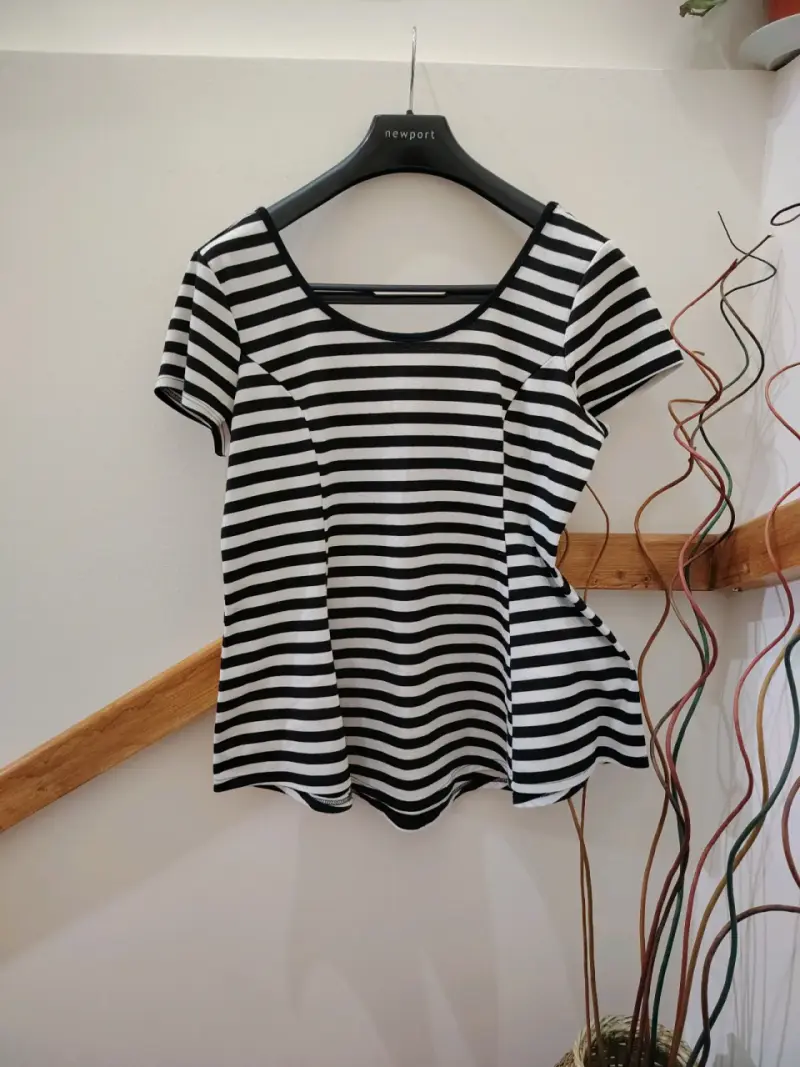 Polera a rayas blanco y negro acampanada