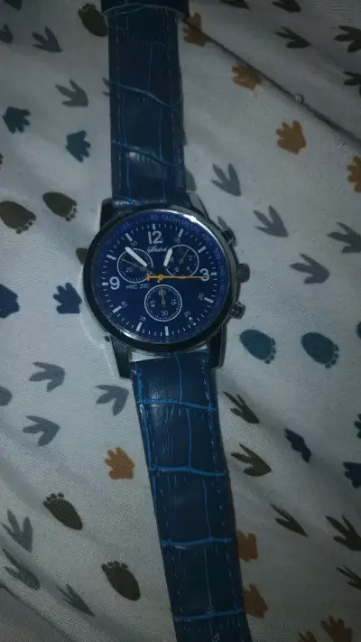 Reloj análogo azul con correa de cuero - miniatura 1