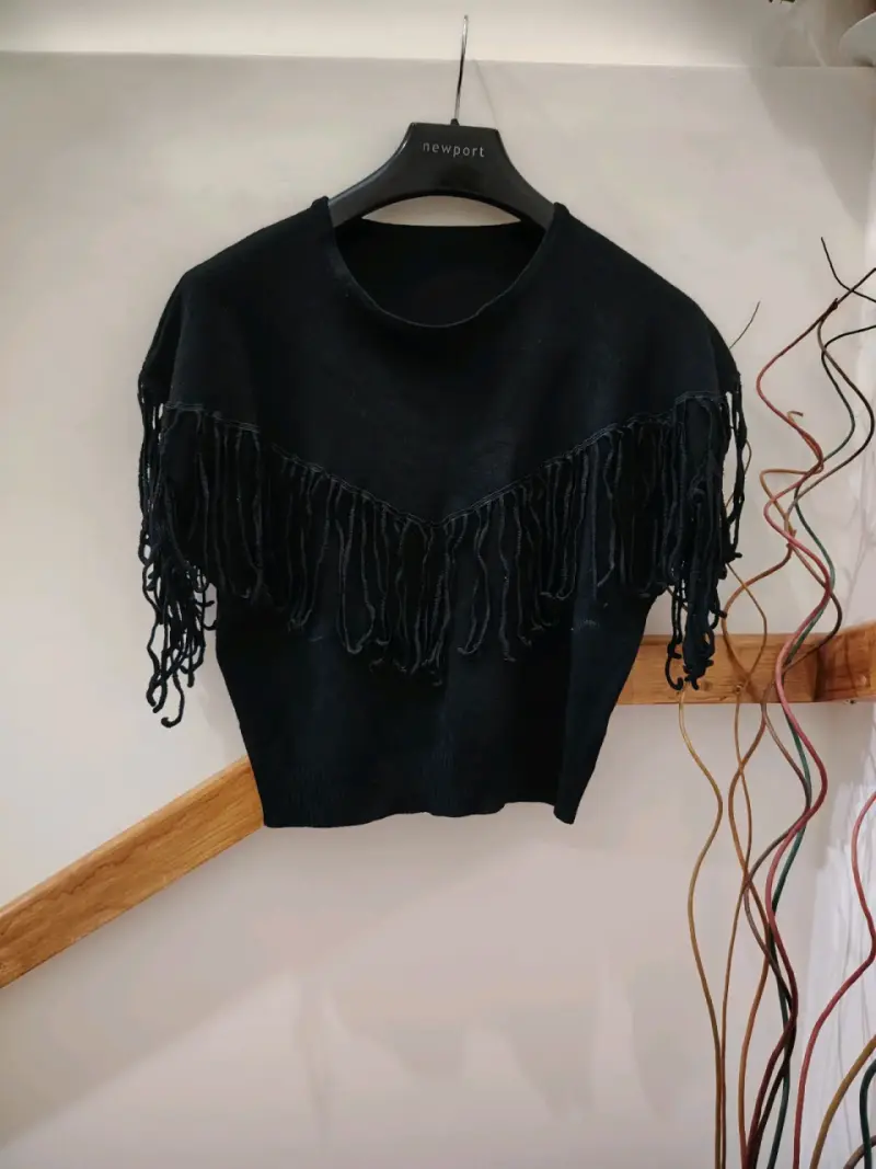 Suéter negro con flecos estilo