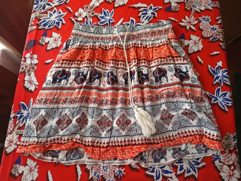 Falda corta bohemia azul y blanca - 3
