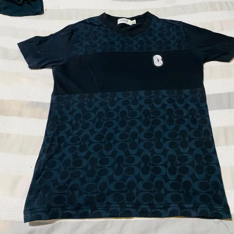 Polera Coach negra con diseño estampado