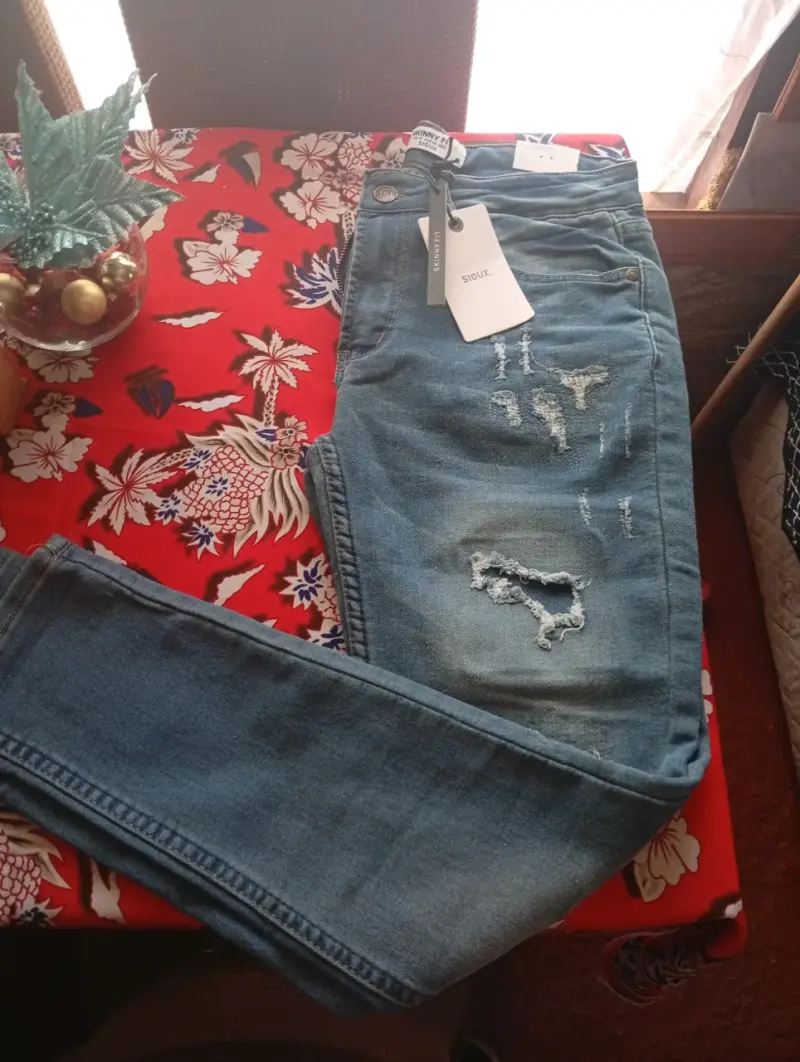 Jeans skinny azul con diseño desgastado