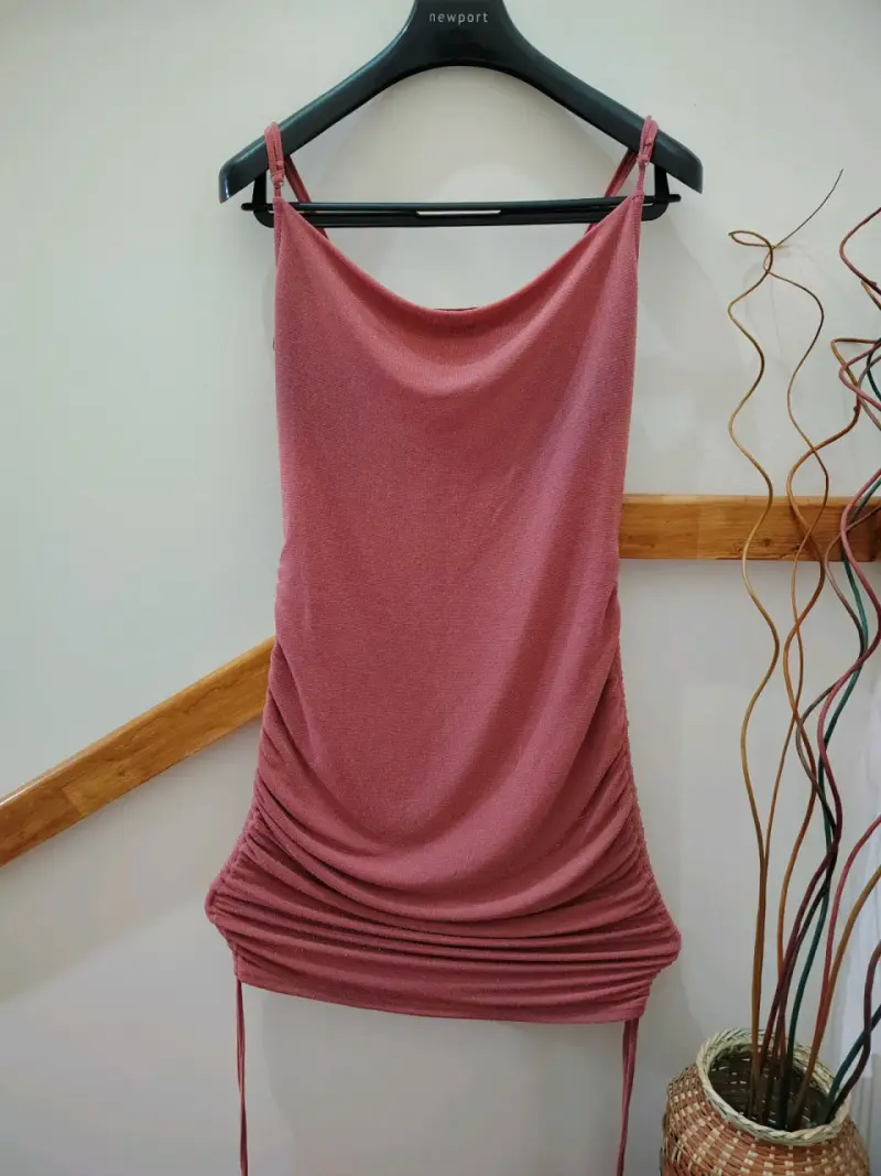 Vestido corto rosa brillante ajustable - 1