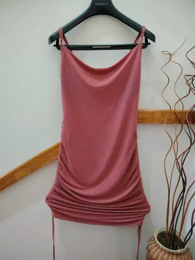 Vestido corto rosa brillante ajustable - miniatura 1