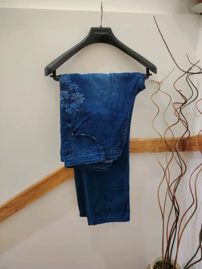 Jeans azul con bordado floral