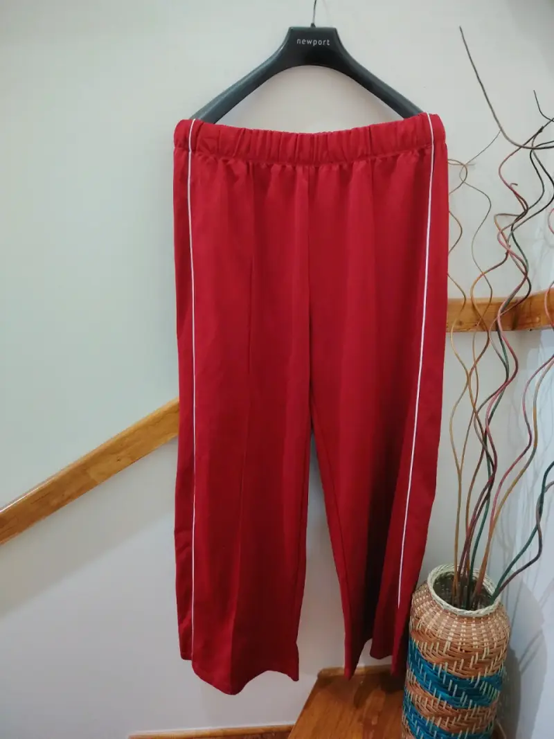 Pantalones deportivos rojos con líneas blancas