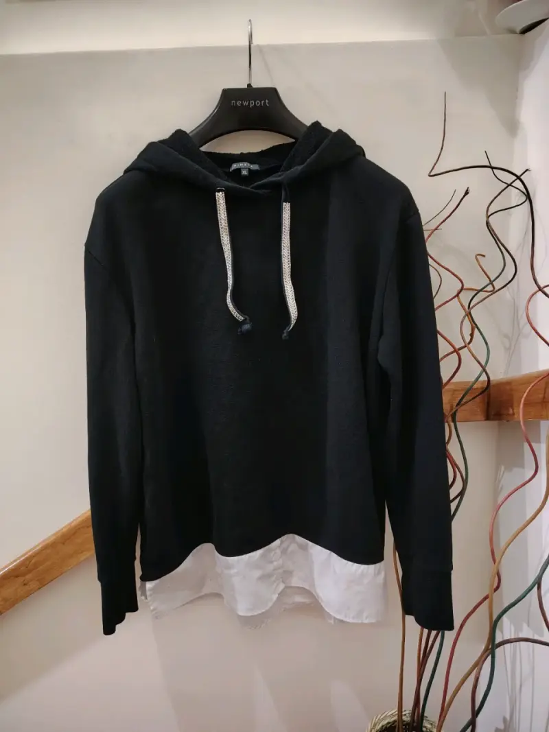Polerón negro con capucha
