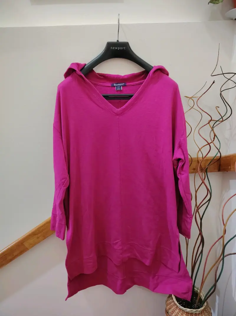 Polera fucsia con capucha Romans