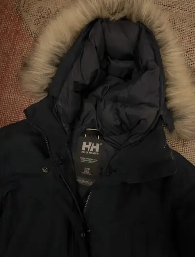 Parka Técnica Helly Hansen Con Capucha - miniatura 3