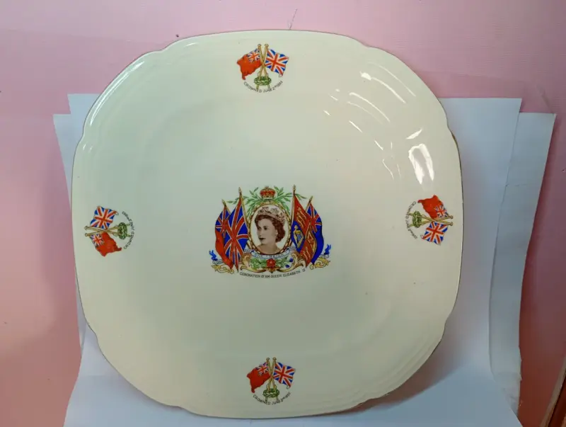 Plato conmemorativo coronación Reina Isabel II