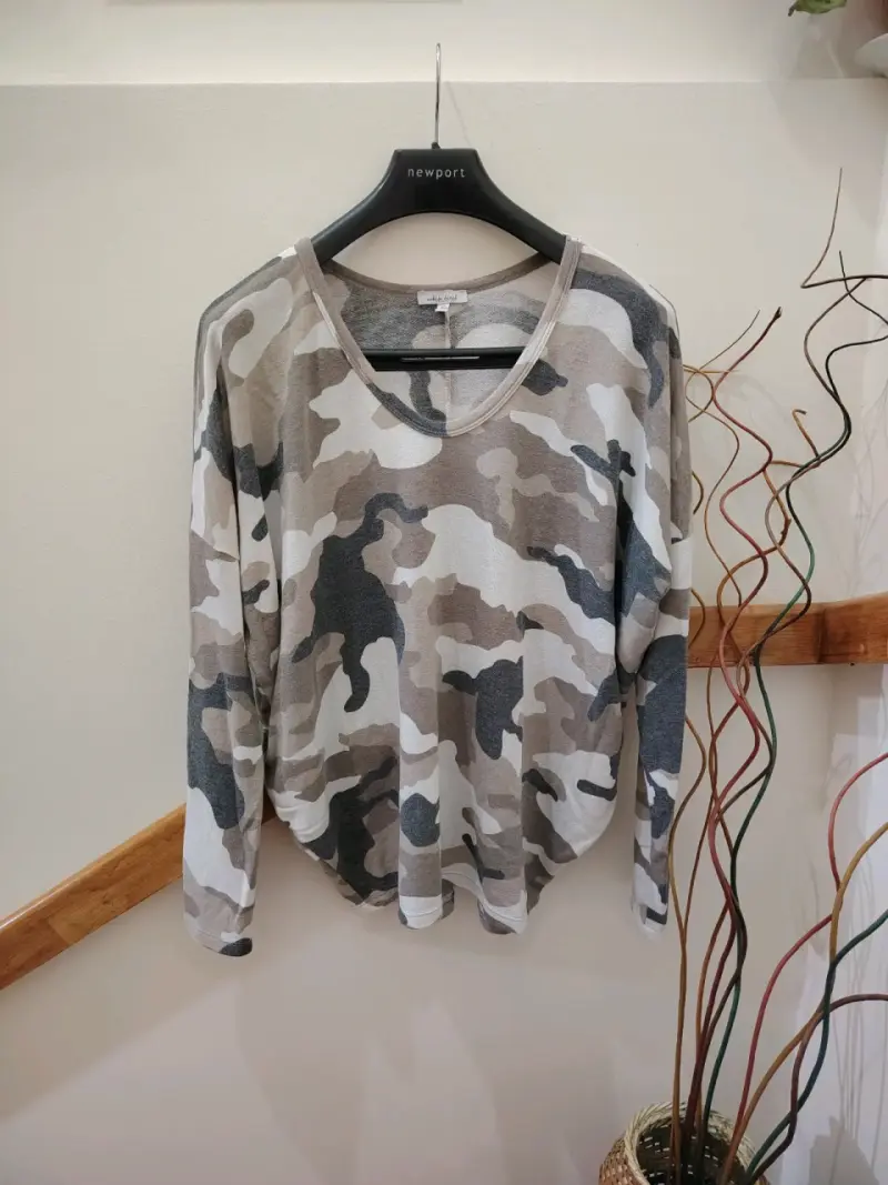 Polera casual diseño militar