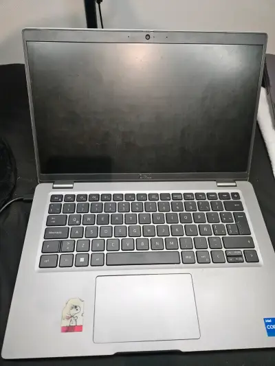 Laptop Dell con procesador Intel Core i5 - miniatura 1
