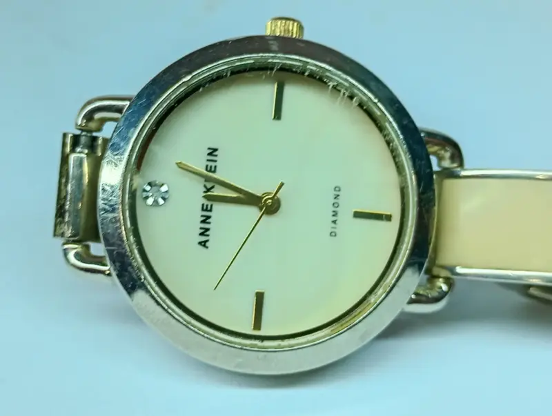Reloj Anne Klein con detalle de diamante