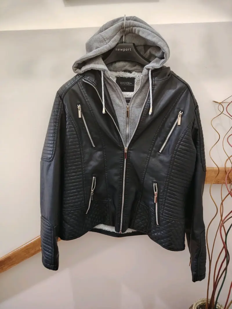 Chaqueta de cuero negra con capucha gris