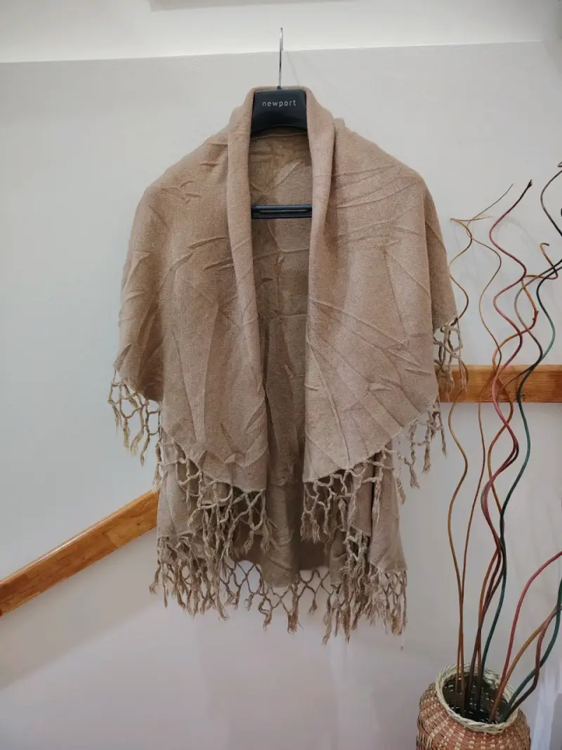 Chal beige con flecos