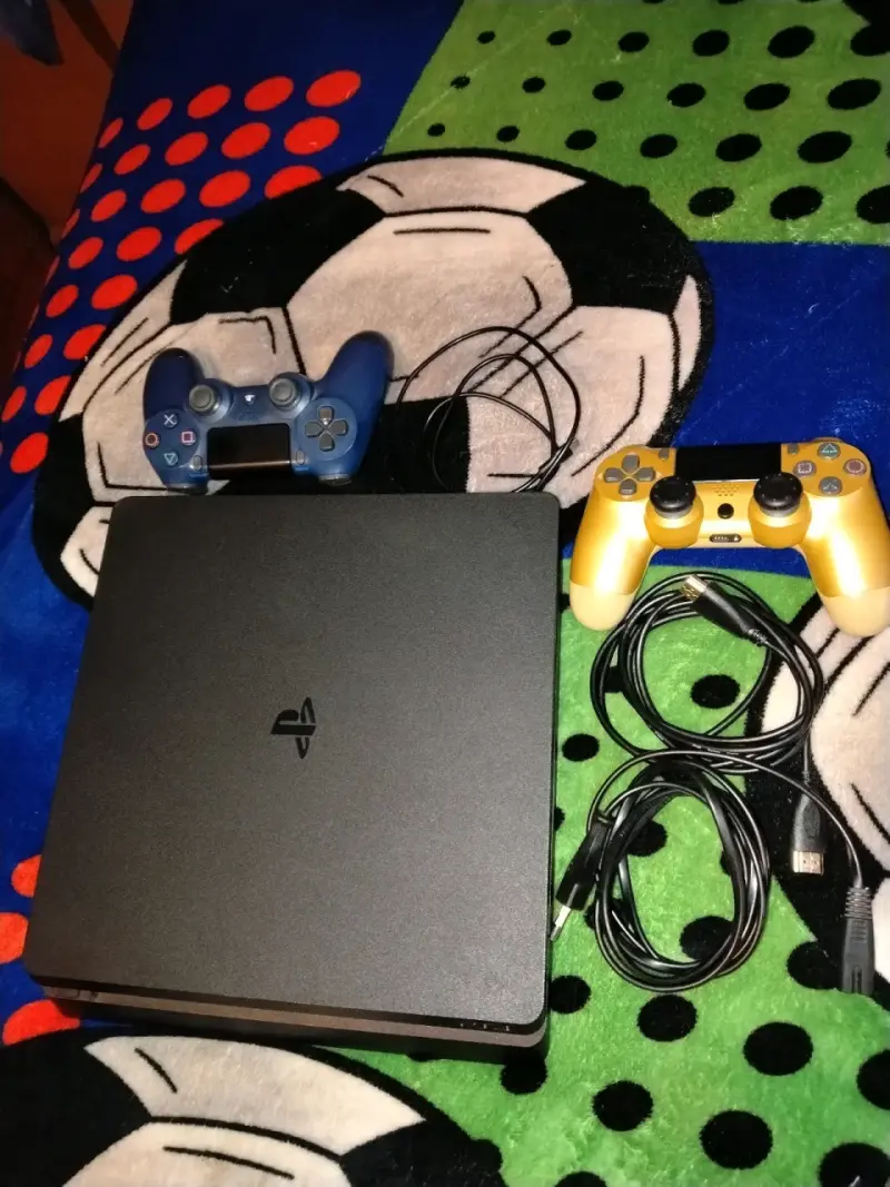 Consola PlayStation 4 con dos controles - 1