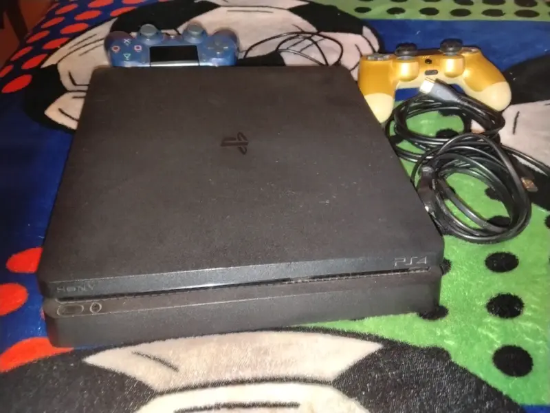 Consola PlayStation 4 con dos controles - 2
