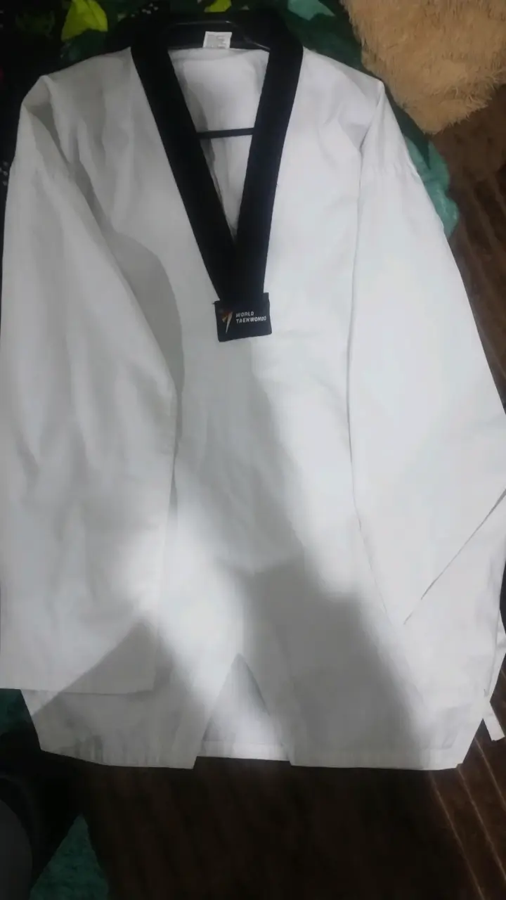 Dobok de taekwondo blanco con cuello negro - 1