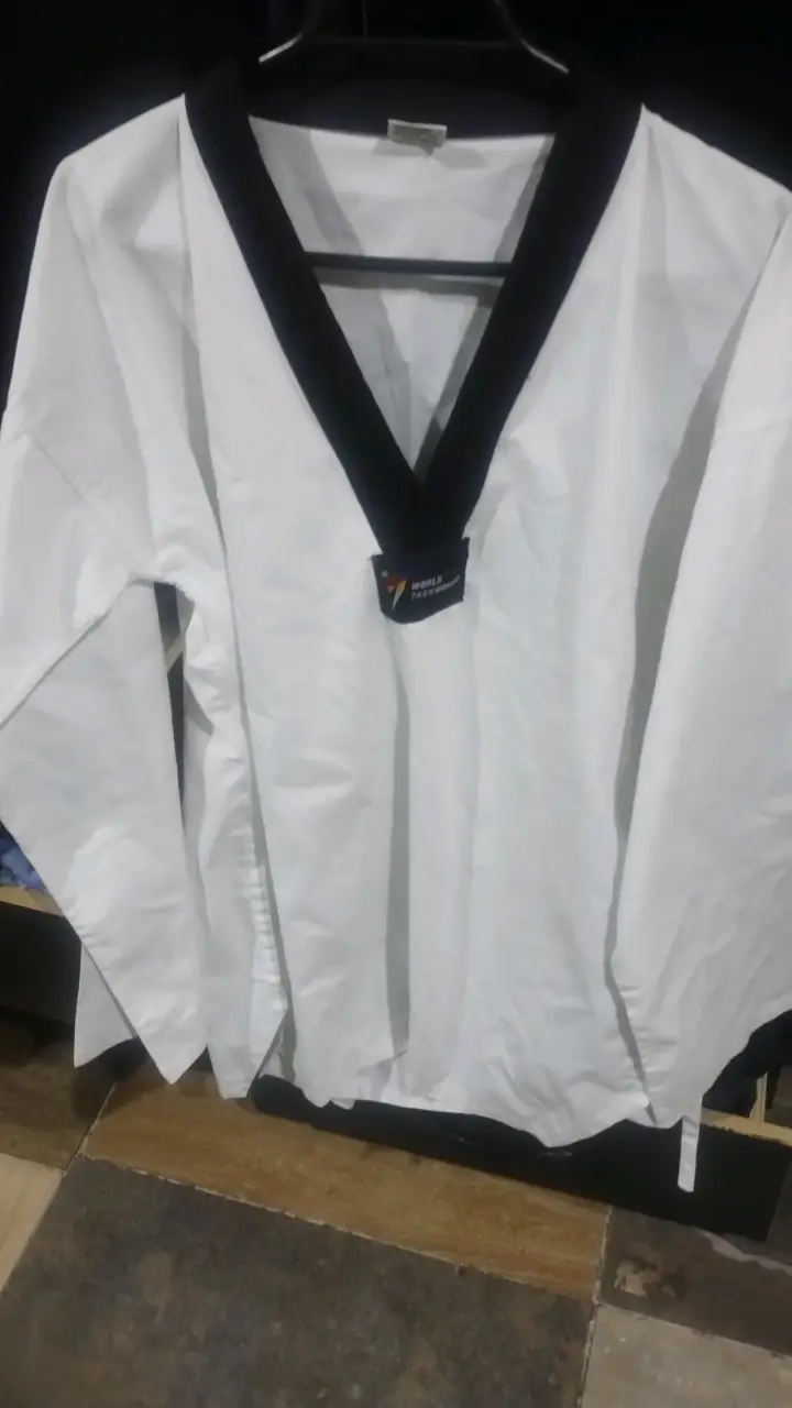 Dobok de taekwondo blanco con cuello negro - 3