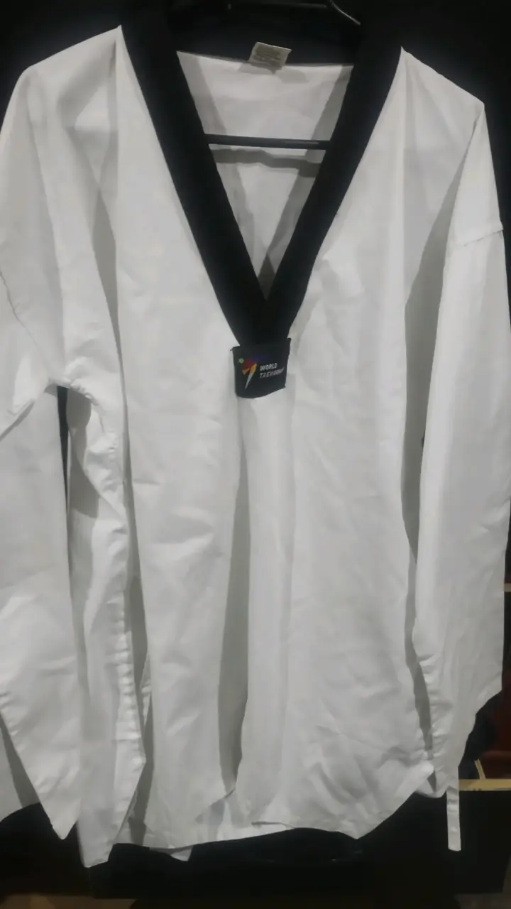 Dobok de taekwondo blanco con cuello negro - 4