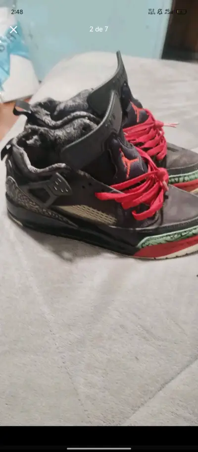 Zapatillas deportivas Air Jordan negras y rojas - miniatura 2