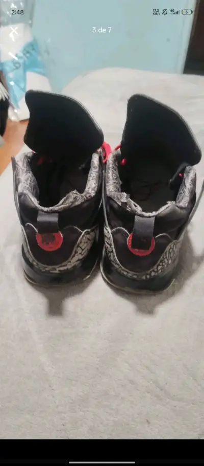Zapatillas deportivas Air Jordan negras y rojas - miniatura 3