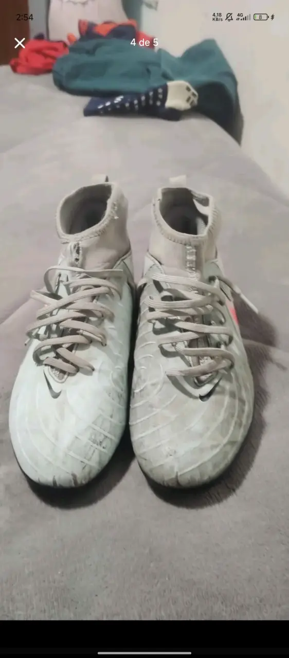 Botines de fútbol Nike grises usados - 1
