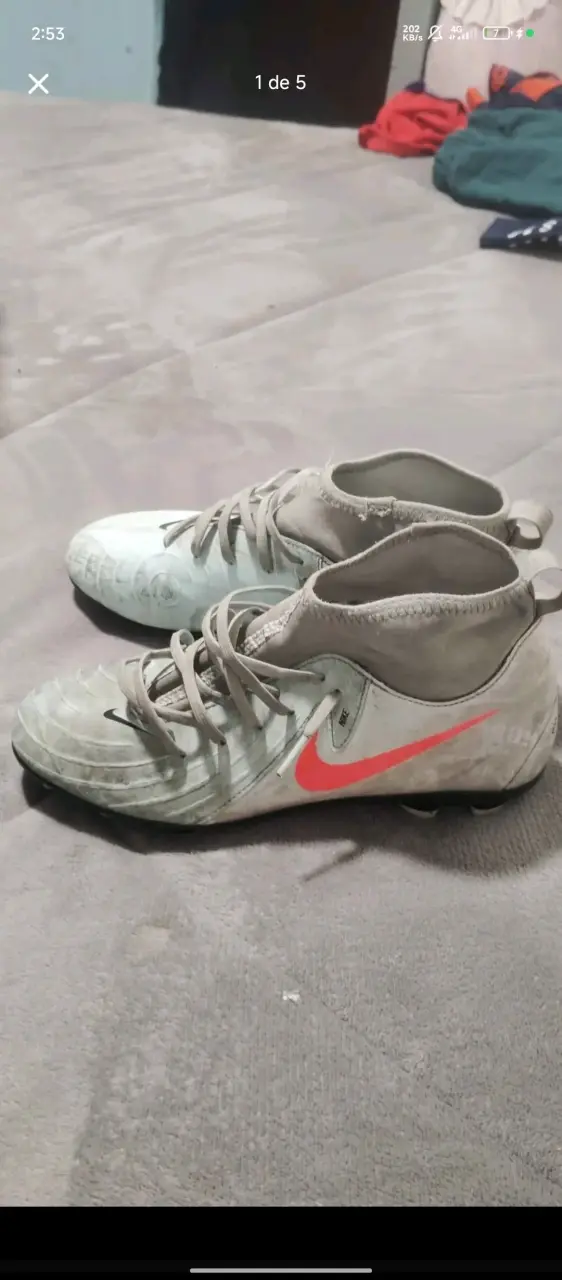 Botines de fútbol Nike grises usados - 2