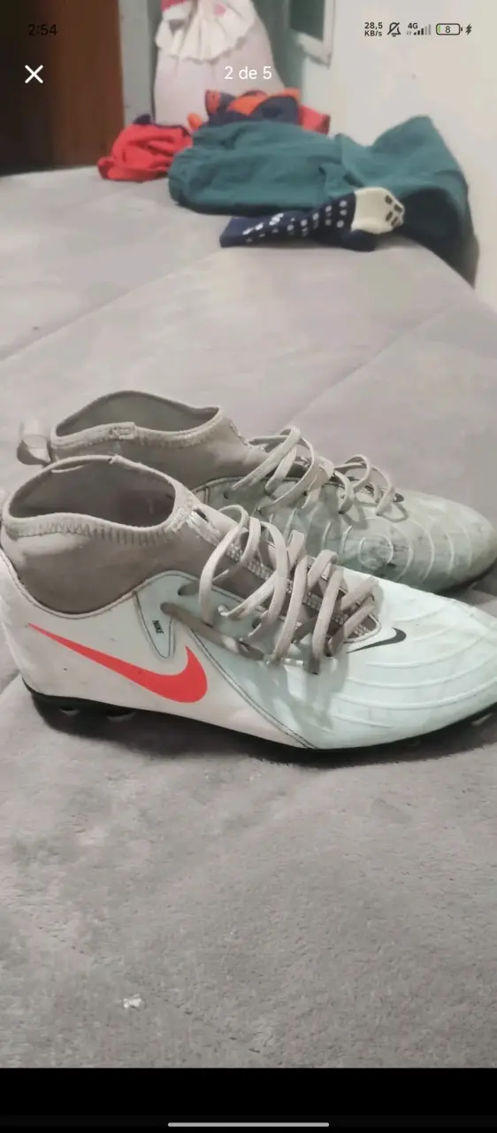 Botines de fútbol Nike grises usados - 3
