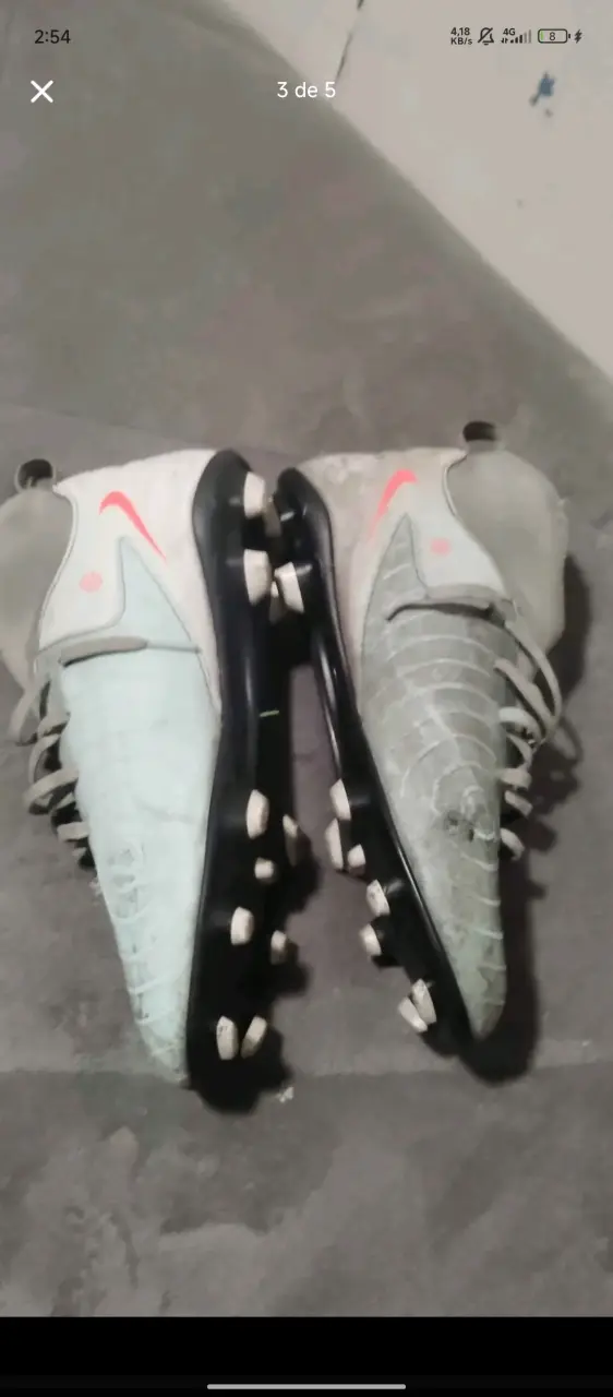 Botines de fútbol Nike grises usados - 4