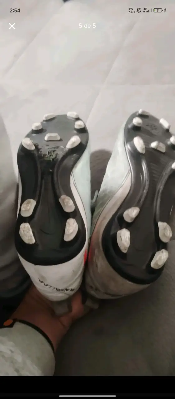 Botines de fútbol Nike grises usados - 5