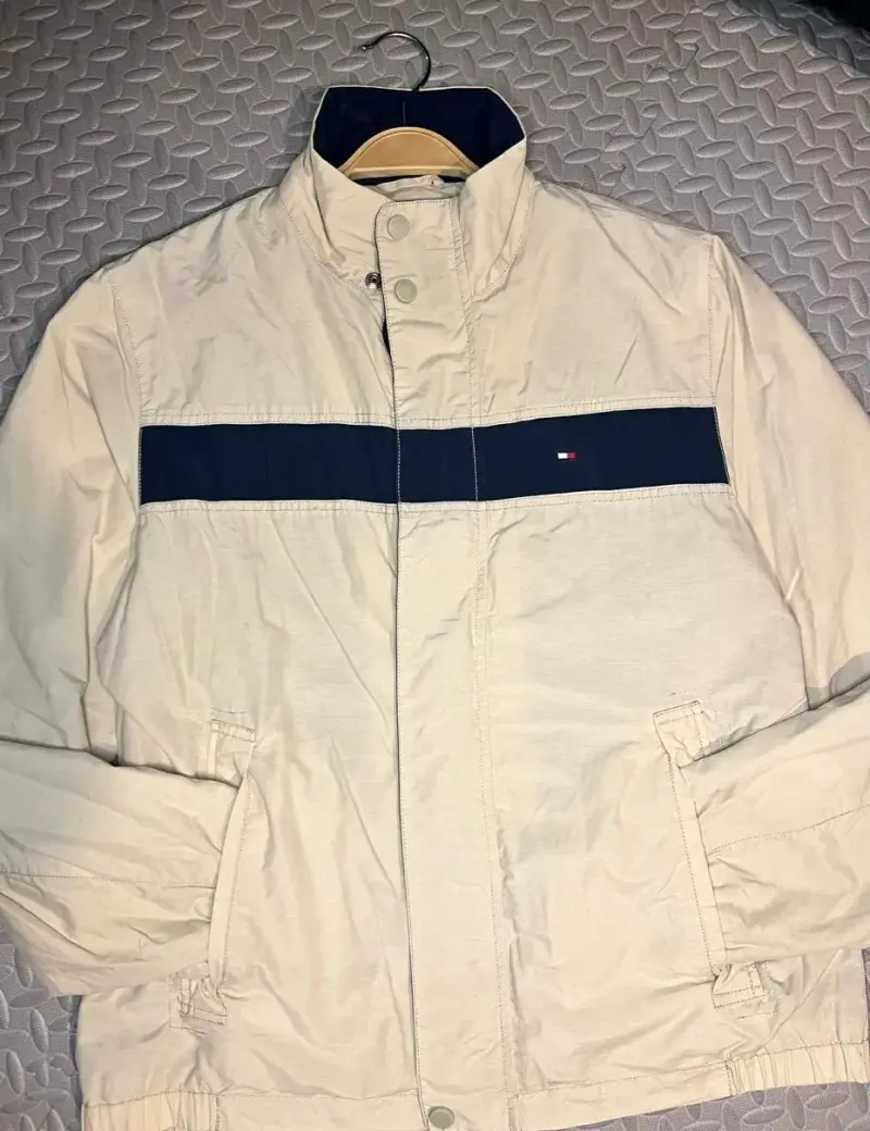 Chaqueta beige Tommy Hilfiger con detalle azul - 1