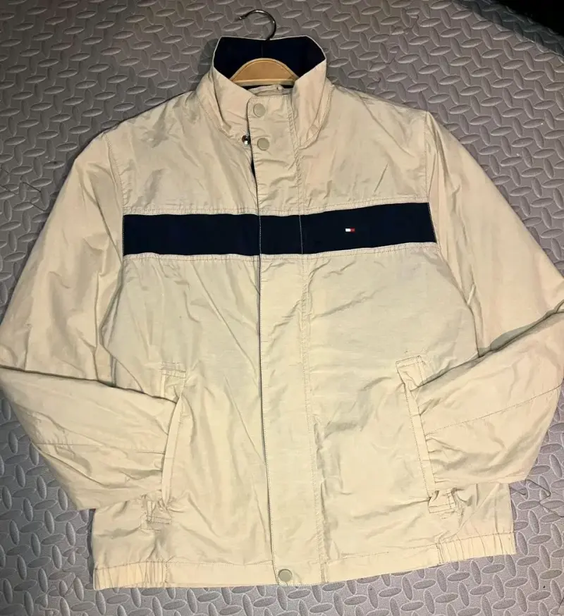 Chaqueta beige Tommy Hilfiger con detalle azul - 2