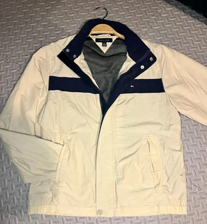 Chaqueta beige Tommy Hilfiger con detalle azul - 3