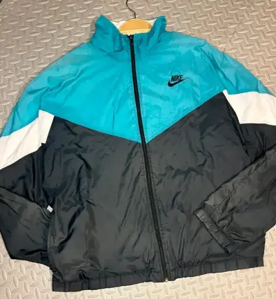 Chaqueta cortaviento Nike azul y negra talla L - miniatura 1