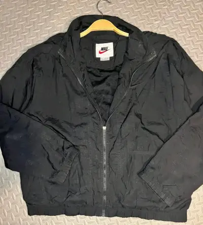 Chaqueta cortaviento Nike negra unisex - miniatura 2