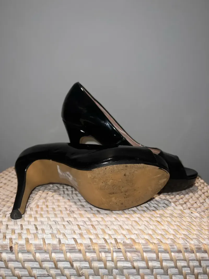 Tacones negros de charol con plataforma - 5