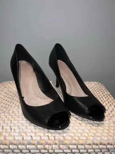 Zapatos de tacón negro con punta abierta - miniatura 1
